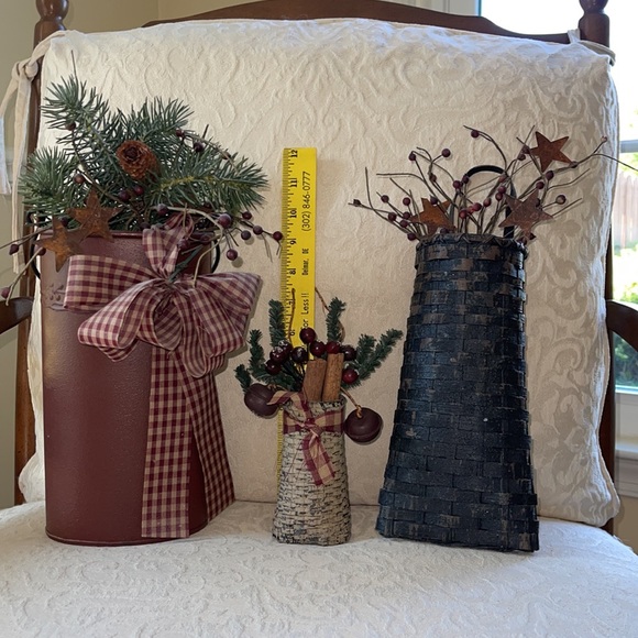 Lot of Country Baskets & Metal Can, rusted metal stars, bells & berries. - Picture 3 of 6